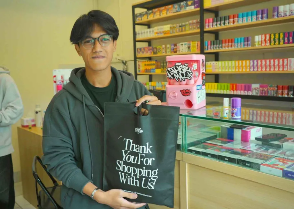 pemberian free merchandise saat opening toko