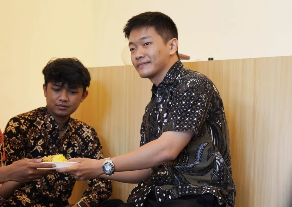 acara potong tumpeng saat opening toko vape on dukuh kupang