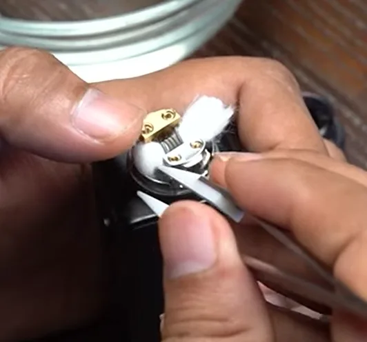 rapikan ujung kapas dengan memasukkan ke dalam chamber