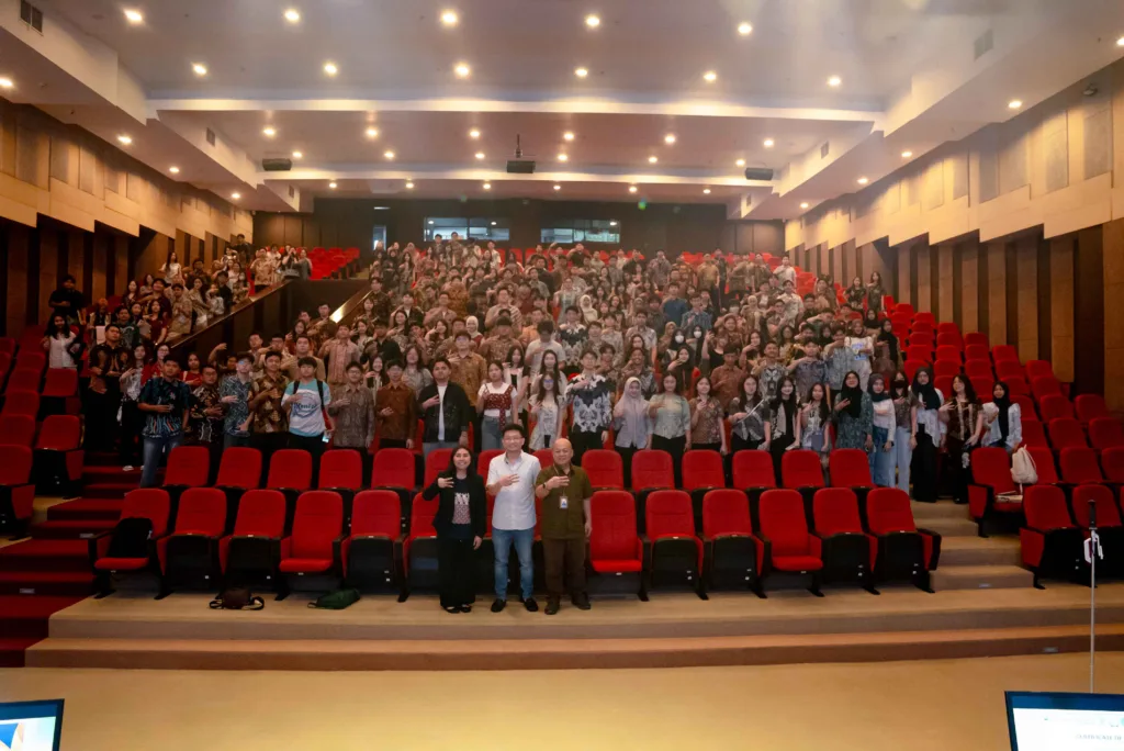 Billie Juhiandi foto bersama dosen dan mahasiswa saat sharing session