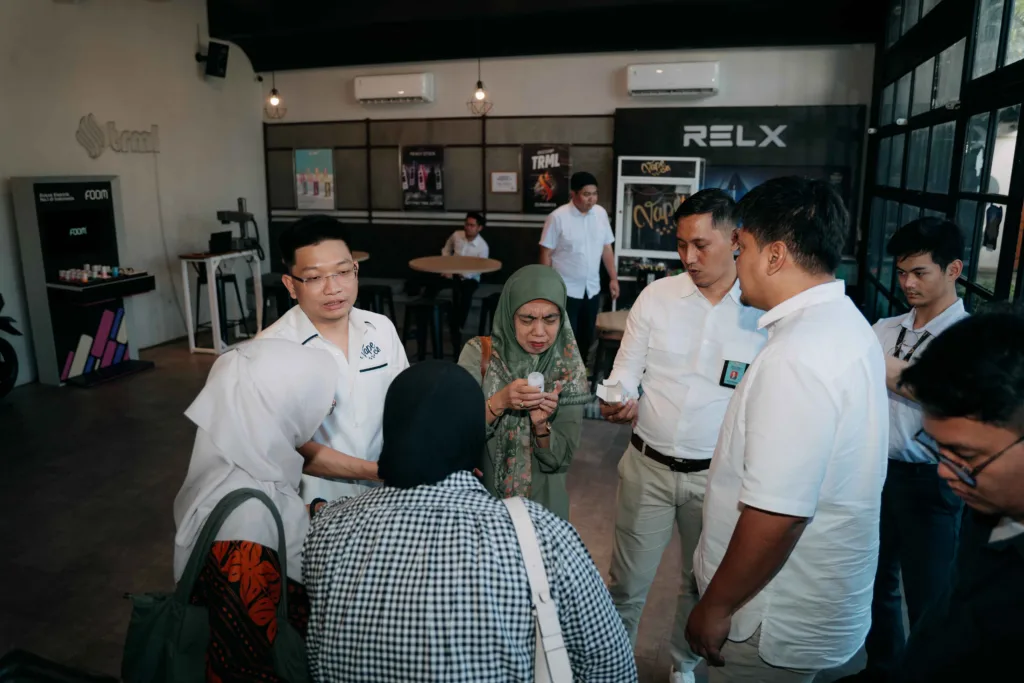 Billie Juhiandi selaku direktur perusahaan vape on indonesia menjelaskan produk yang dijual di toko retail vape on indonesia