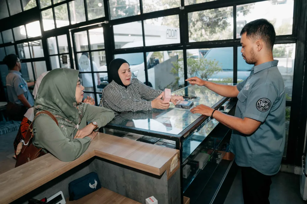 Romi Prasetyo, Vaporista toko Vape On Indonesia, menjelaskan produk vape ke anggota DPR RI secara langsung